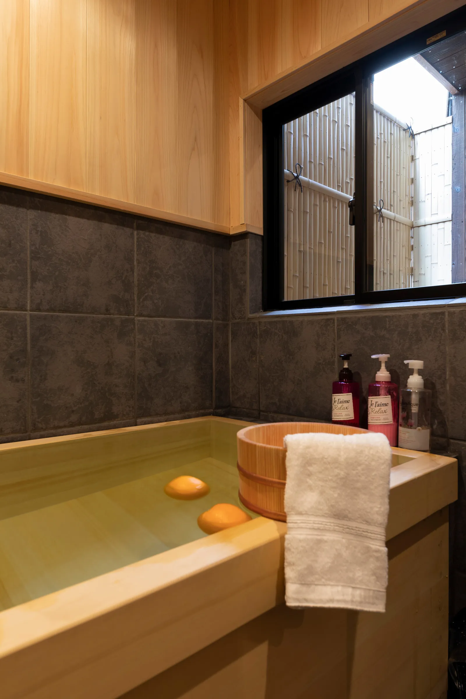 Shirakabanoyado DOUNIWA — Hinoki cypress bath