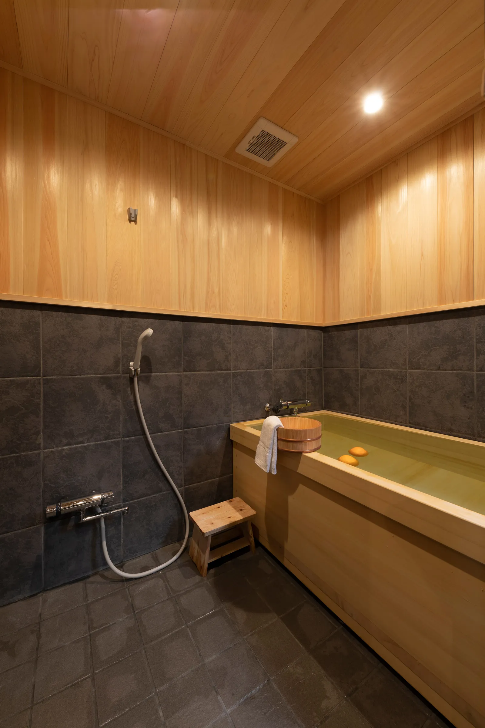 Shirakabanoyado DOUNIWA — Hinoki cypress bath