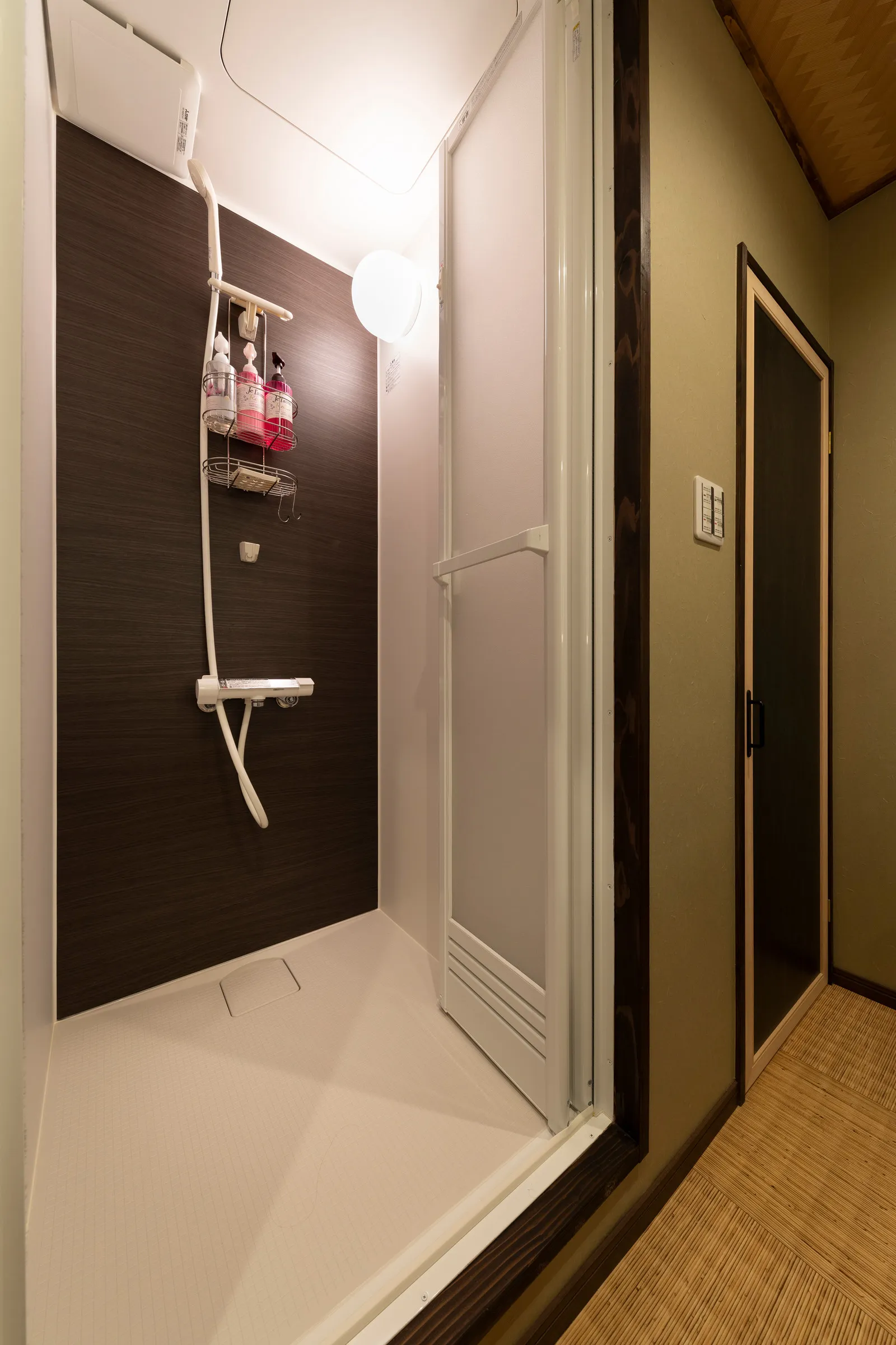 Shirakabanoyado DOUNIWA — Shower room
